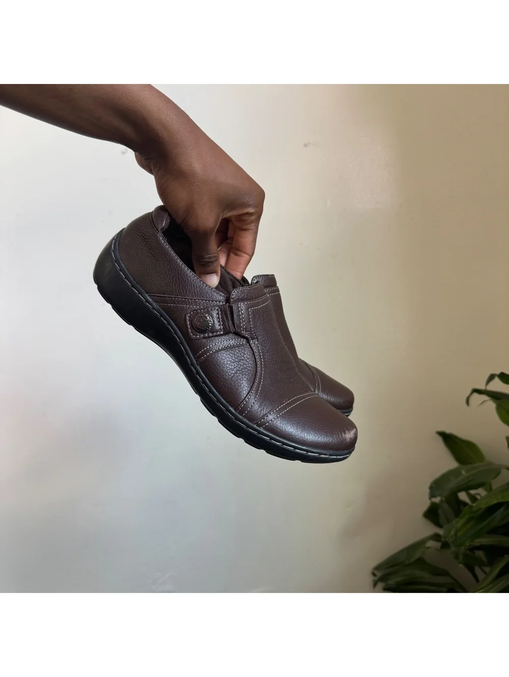 Clarks brown pebbled leather comfort loafers side elastic gore button tab US 6.5